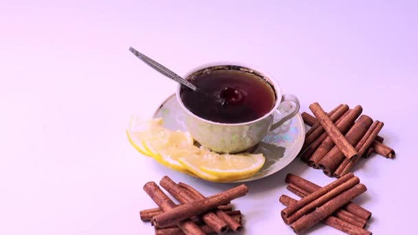 Uma Xícara Chá Preto Com Palitos Limão Canela — Vídeo de Stock