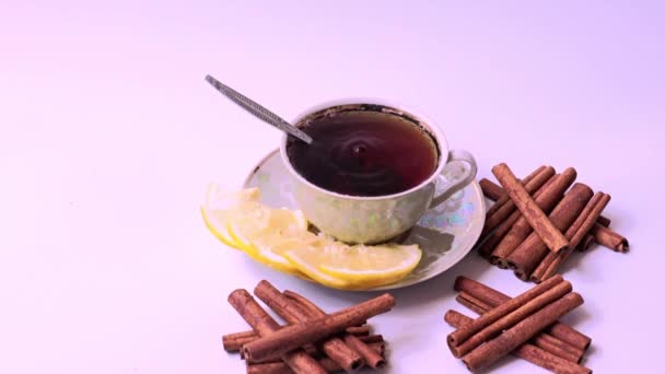 一杯加柠檬和肉桂棒的红茶 — 图库视频影像