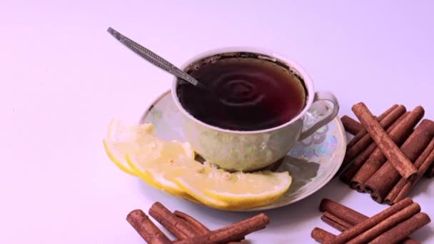 一杯加柠檬和肉桂棒的红茶 — 图库视频影像