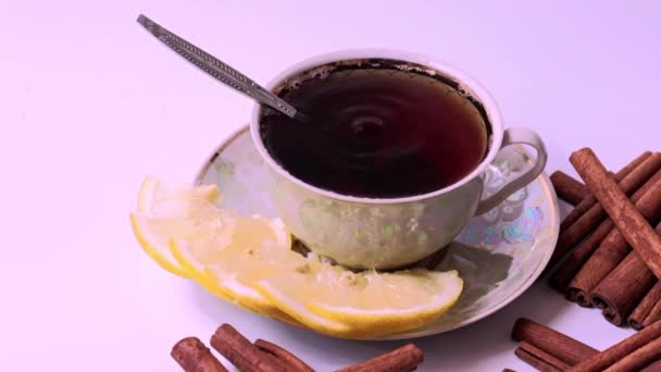 Egy Csésze Fekete Tea Citrommal Fahéjjal — Stock videók