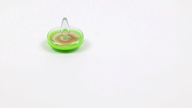 Çocukların oyuncak plastik dönen top girdabı dengenin sembolü olarak dönüyor