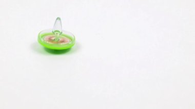 Çocukların oyuncak plastik dönen top girdabı dengenin sembolü olarak dönüyor