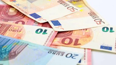 Avro banknotları masa yüzeyine düşüyor