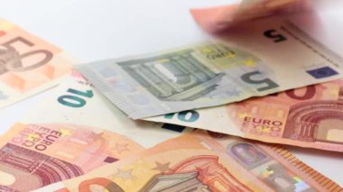 Avro banknotları masa yüzeyine düşüyor