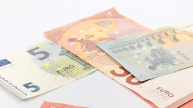 Avro banknotları masa yüzeyine düşüyor
