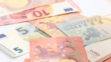 Avro banknotları masa yüzeyine düşüyor