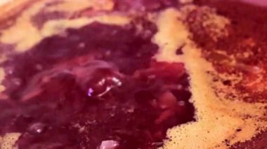 Öğle yemeği için yağlı et çorbası hazırlıyorum.