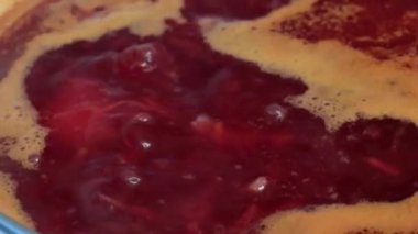 Öğle yemeği için yağlı et çorbası hazırlıyorum.