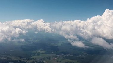 Gökyüzü ve bulutların uçağının penceresinden görüntü