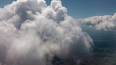 Gökyüzü ve bulutların uçağının penceresinden görüntü
