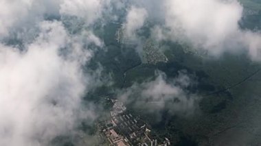 Gökyüzü ve bulutların uçağının penceresinden görüntü