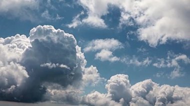 Gökyüzü ve bulutların uçağının penceresinden görüntü