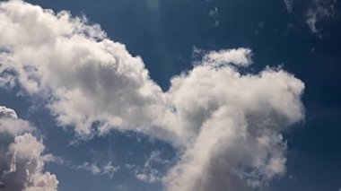 Gökyüzü ve bulutların uçağının penceresinden görüntü