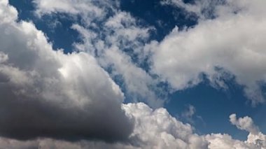 Gökyüzü ve bulutların uçağının penceresinden görüntü