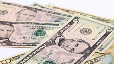 Rüşvet verirken kağıt paralar masanın yüzeyine düşer.