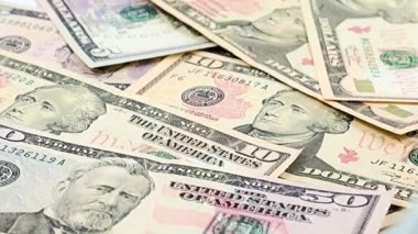 Rüşvet verirken kağıt paralar masanın yüzeyine düşer.