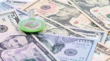 İstikrarlı para biriminin sembolü olarak Amerikan kağıt yığınının üzerinde dönen plastik bir girdap dolar faturaları