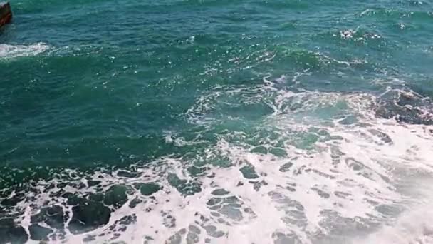 Vackra Havsvågor Vid Den Kustnära Klippiga Stranden Som Viloplats — Stockvideo