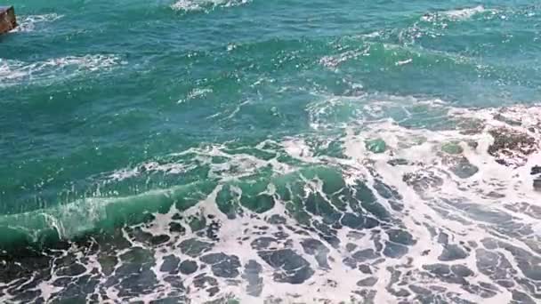 美丽的海浪把海滨岩石海滩当作一个休息的地方 — 图库视频影像