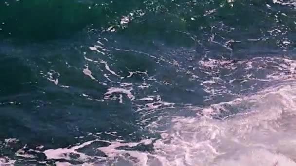 Piękne Fale Morskie Nadmorskiej Skalistej Plaży Jako Miejsce Spoczynku — Wideo stockowe