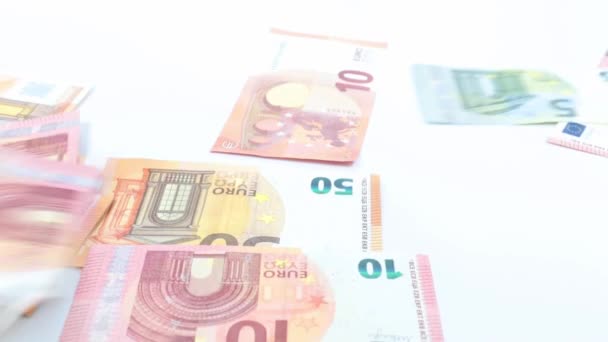 表の表面に落ちるユーロ紙幣 — ストック動画