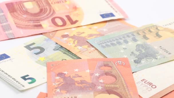表の表面に落ちるユーロ紙幣 — ストック動画