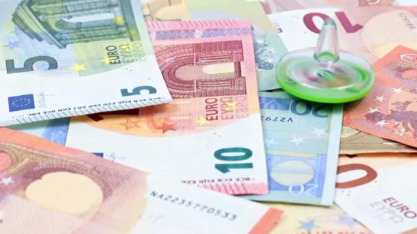 Obrót Plastikowym Wirnikiem Stercie Banknotów Euro Jako Symbolem Stabilności Walutowej — Wideo stockowe