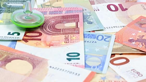 Obrót Plastikowym Wirnikiem Stercie Banknotów Euro Jako Symbolem Stabilności Walutowej — Wideo stockowe