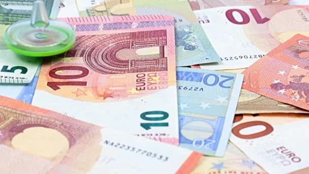 Obrót Plastikowym Wirnikiem Stercie Banknotów Euro Jako Symbolem Stabilności Walutowej — Wideo stockowe