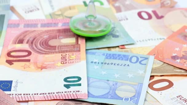 Die Drehung Eines Plastikwirbels Auf Einem Stapel Euro Banknoten Als — Stockvideo