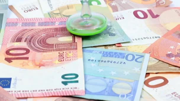 Omwenteling Van Een Plastische Werveling Een Stapel Eurobankbiljetten Als Symbool — Stockvideo