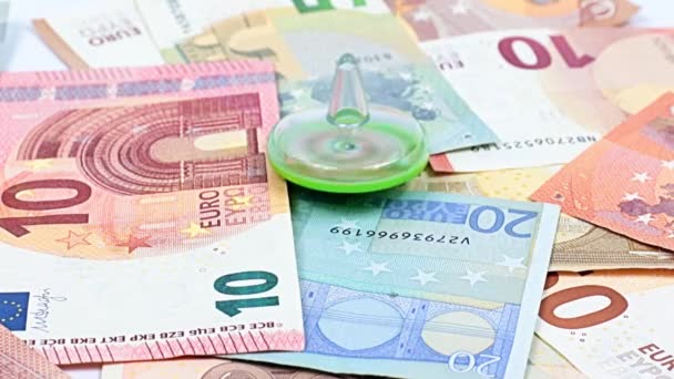 Obrót Plastikowym Wirnikiem Stercie Banknotów Euro Jako Symbolem Stabilności Walutowej — Wideo stockowe