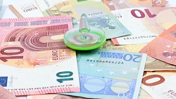 通貨安定の象徴としてのユーロ紙幣の山の上でのプラスチック製の回転は — ストック動画