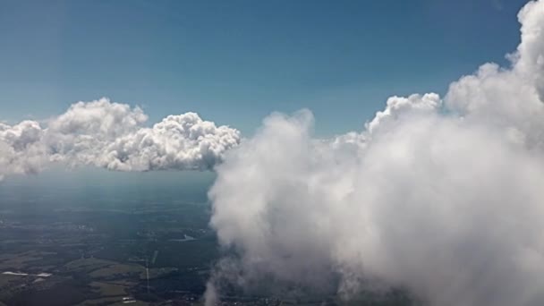 空と雲の航空機の窓からの眺め — ストック動画