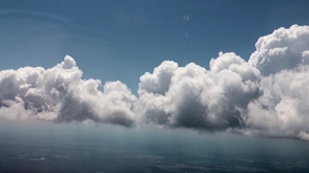 Blick Aus Dem Fenster Des Flugzeugs Auf Himmel Und Wolken — Stockvideo