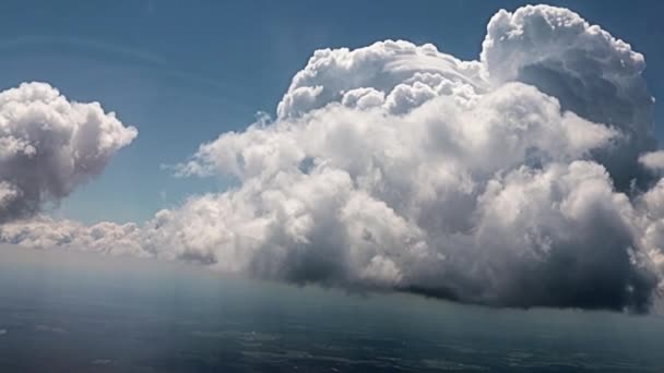 空と雲の航空機の窓からの眺め — ストック動画