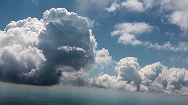 Zicht Vanuit Het Raam Van Het Vliegtuig Van Lucht Wolken — Stockvideo