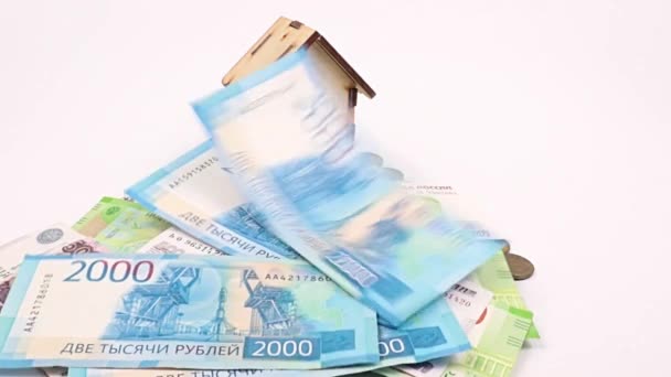 作为抵押贷款的象征 卢布的纸钞落在木头房子旁边的桌子上 — 图库视频影像