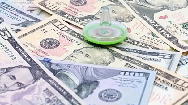 Rotasi Whirligig Plastik Tumpukan Tagihan Kertas Amerika Dolar Sebagai Simbol — Stok Video