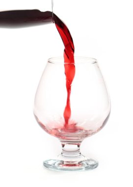 Kadehi doldururken kırmızı şarap akışı