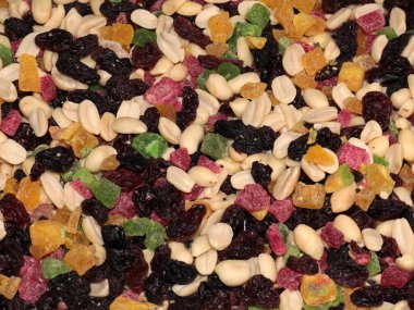 Kurutulmuş fındık ve şekerli ananas tatlısı.