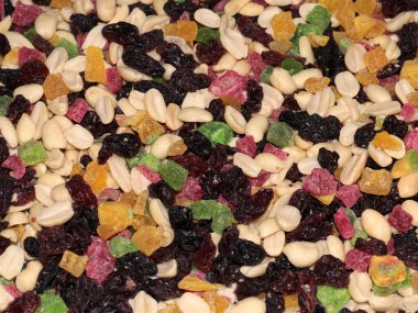 Kurutulmuş fındık ve şekerli ananas tatlısı.