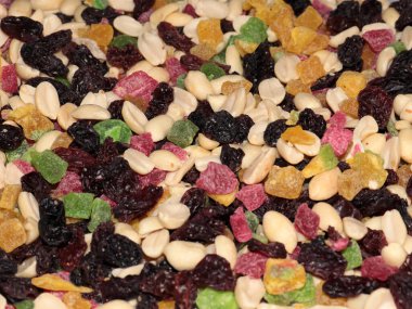 Kurutulmuş fındık ve şekerli ananas tatlısı.