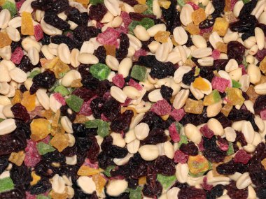 Kurutulmuş fındık ve şekerli ananas tatlısı.