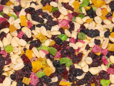 Kurutulmuş fındık ve şekerli ananas tatlısı.