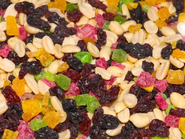 Kurutulmuş fındık ve şekerli ananas tatlısı.