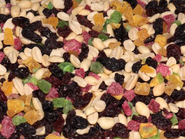 Kurutulmuş fındık ve şekerli ananas tatlısı.