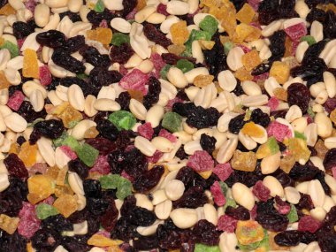 Kurutulmuş fındık ve şekerli ananas tatlısı.