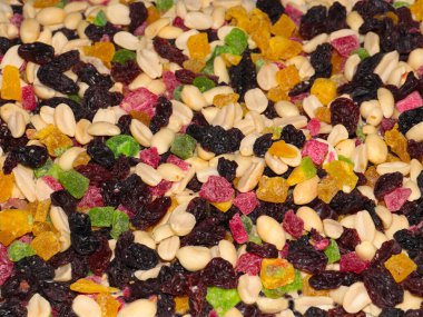 Kurutulmuş fındık ve şekerli ananas tatlısı.