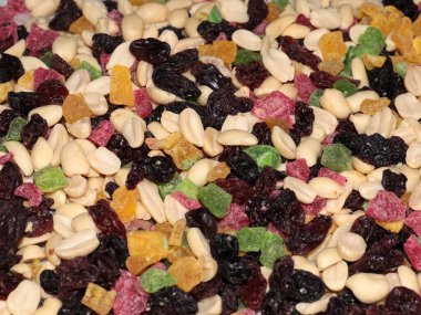 Kurutulmuş fındık ve şekerli ananas tatlısı.